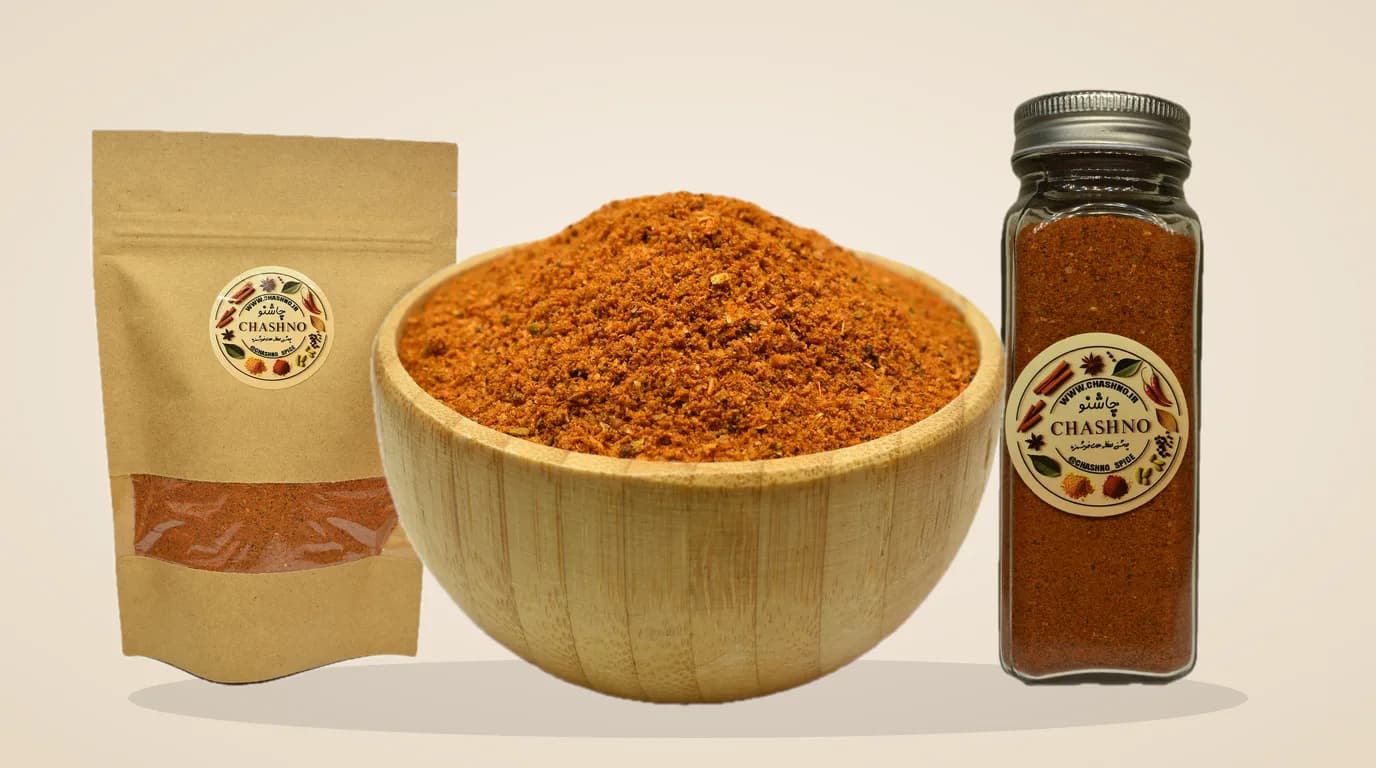 ادویه گوشت سفید سرخ-طلایی در کاسه چوبی و شیشه ادویه چاشنو