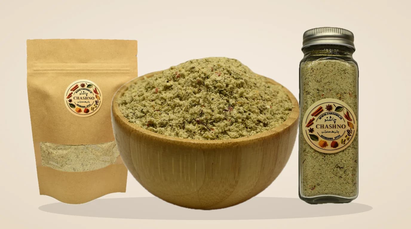 ادویه سالاد ایتالیایی با گیاهان معطر در کاسه چوبی و شیشه ادویه چاشنو