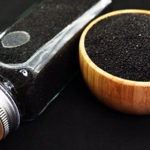 تخم شربتی تمیز و بهداشتی در بسته‌بندی زیپ‌دار و شیشه مک کارتی، مناسب برای تهیه شربت و دمنوش‌های گیاهی