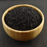 سیاهدانه تمیز و بهداشتی در بسته‌بندی زیپ‌دار و شیشه مک کارتی، مناسب برای استفاده در آشپزی و دمنوش‌های گیاهی