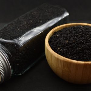 سیاهدانه تمیز و بهداشتی در بسته‌بندی زیپ‌دار و شیشه مک کارتی، مناسب برای استفاده در آشپزی و دمنوش‌های گیاهی