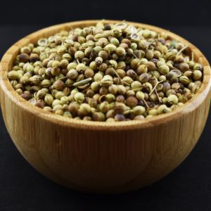 تخم گشنیز تمیز و بهداشتی در بسته‌بندی زیپ‌دار و شیشه مک کارتی، مناسب برای استفاده در آشپزی و دمنوش‌های گیاهی