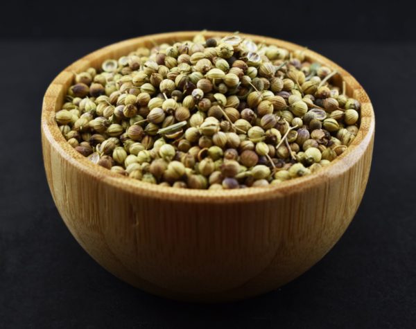 تخم گشنیز تمیز و بهداشتی در بسته‌بندی زیپ‌دار و شیشه مک کارتی، مناسب برای استفاده در آشپزی و دمنوش‌های گیاهی