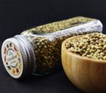 تخم گشنیز تمیز و بهداشتی در بسته‌بندی زیپ‌دار و شیشه مک کارتی، مناسب برای استفاده در آشپزی و دمنوش‌های گیاهی