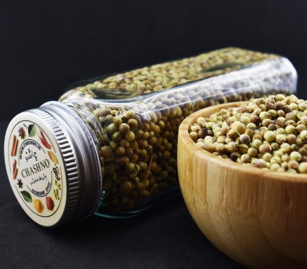 تخم گشنیز تمیز و بهداشتی در بسته‌بندی زیپ‌دار و شیشه مک کارتی، مناسب برای استفاده در آشپزی و دمنوش‌های گیاهی