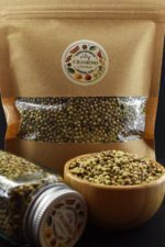 تخم گشنیز تمیز و بهداشتی در بسته‌بندی زیپ‌دار و شیشه مک کارتی، مناسب برای استفاده در آشپزی و دمنوش‌های گیاهی