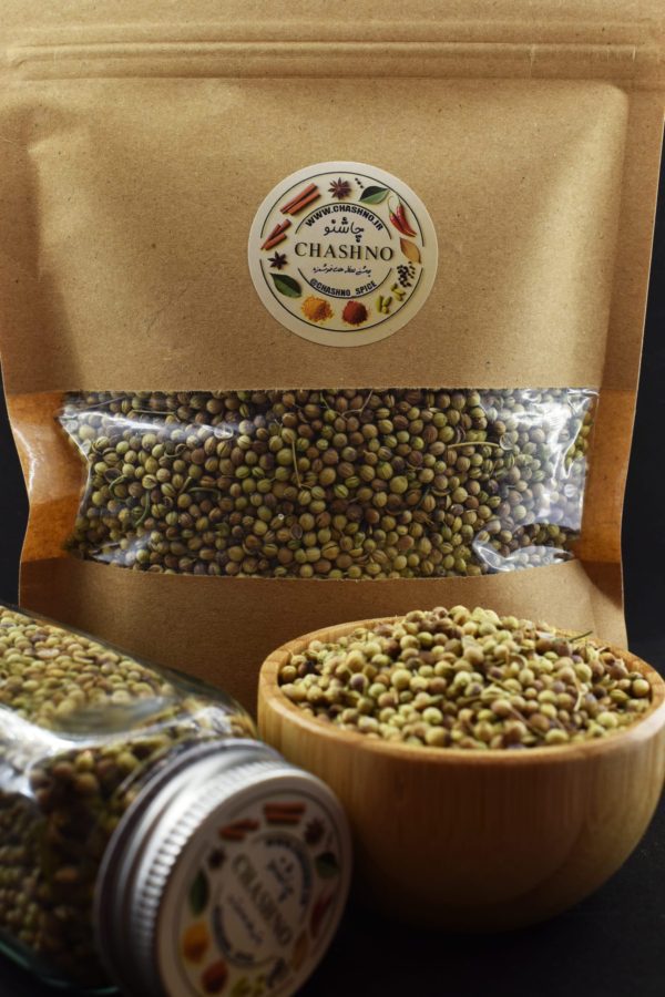 تخم گشنیز تمیز و بهداشتی در بسته‌بندی زیپ‌دار و شیشه مک کارتی، مناسب برای استفاده در آشپزی و دمنوش‌های گیاهی