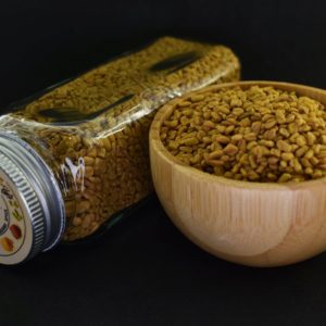 تخم شنبلیله تمیز و بهداشتی در بسته‌بندی زیپ‌دار و شیشه مک کارتی، مناسب برای استفاده در آشپزی و دمنوش‌های گیاهی