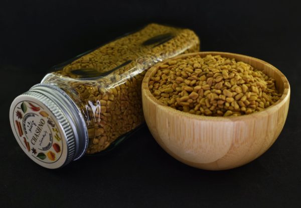 تخم شنبلیله تمیز و بهداشتی در بسته‌بندی زیپ‌دار و شیشه مک کارتی، مناسب برای استفاده در آشپزی و دمنوش‌های گیاهی