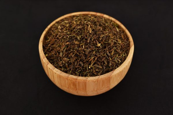 زیره سیاه تمیز و بهداشتی در بسته‌بندی زیپ‌دار و شیشه مک کارتی، مناسب برای استفاده در آشپزی و دمنوش‌های گیاهی