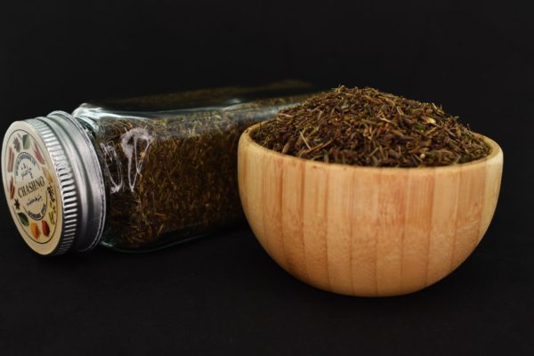 زیره سیاه تمیز و بهداشتی در بسته‌بندی زیپ‌دار و شیشه مک کارتی، مناسب برای استفاده در آشپزی و دمنوش‌های گیاهی