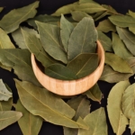 برگ بو خشک تمیز و بهداشتی در بسته‌بندی زیپ‌دار، مناسب برای استفاده در آشپزی و دمنوش‌های گیاهی
