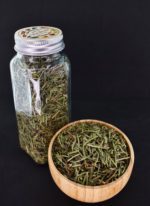 رزماری خشک تمیز و بهداشتی در بسته‌بندی زیپ‌دار و شیشه مک کارتی، مناسب برای استفاده در آشپزی و دمنوش‌های گیاهی