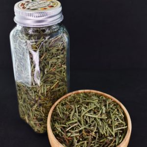 رزماری خشک تمیز و بهداشتی در بسته‌بندی زیپ‌دار و شیشه مک کارتی، مناسب برای استفاده در آشپزی و دمنوش‌های گیاهی