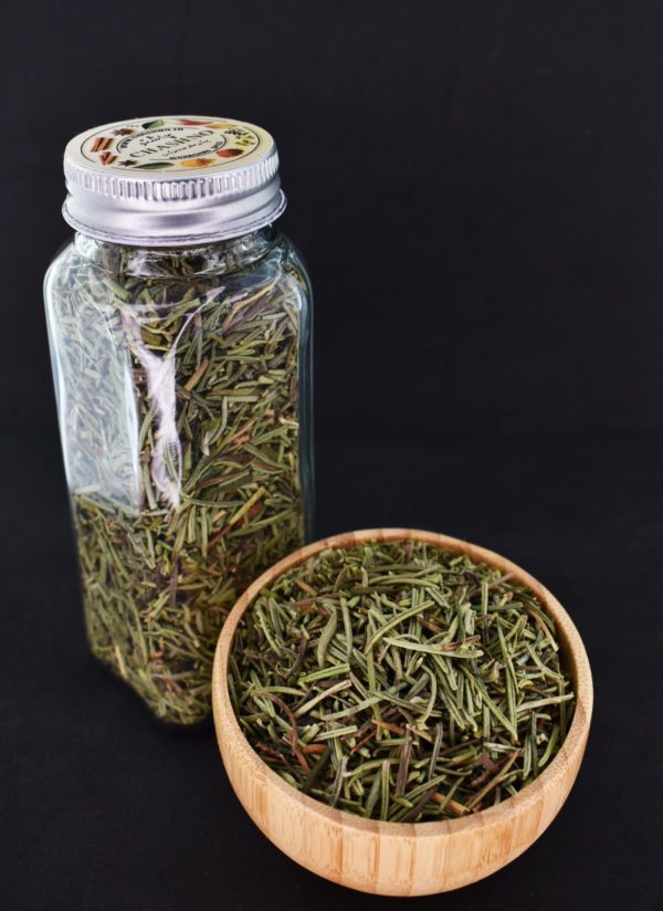 رزماری خشک تمیز و بهداشتی در بسته‌بندی زیپ‌دار و شیشه مک کارتی، مناسب برای استفاده در آشپزی و دمنوش‌های گیاهی