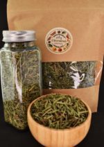 رزماری خشک تمیز و بهداشتی در بسته‌بندی زیپ‌دار و شیشه مک کارتی، مناسب برای استفاده در آشپزی و دمنوش‌های گیاهی